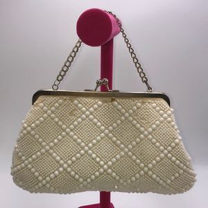 Vintage 1970s Ivory Beaded Clutch w/gold metal frame, chain, & kiss lock closure